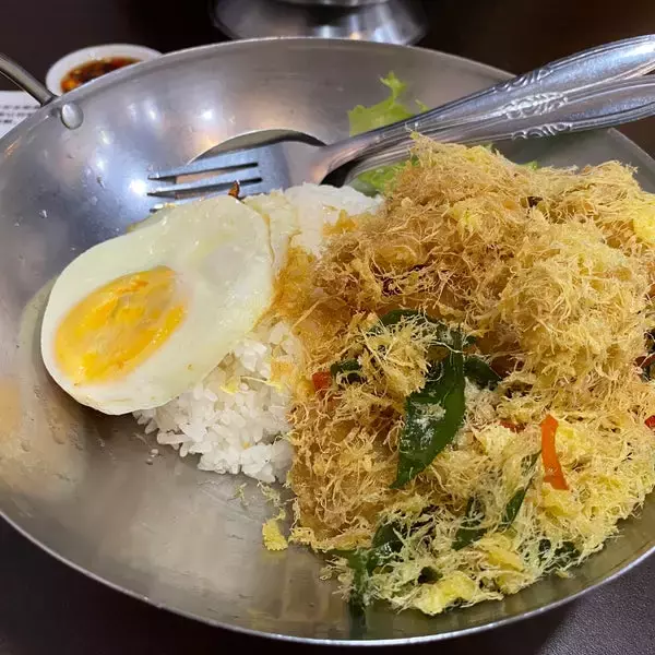 终于找到了!新加坡最好的咸蛋鸡丁饭🤤 咸蛋酱慢到要溢出来!超大一份只要S$5.90💥