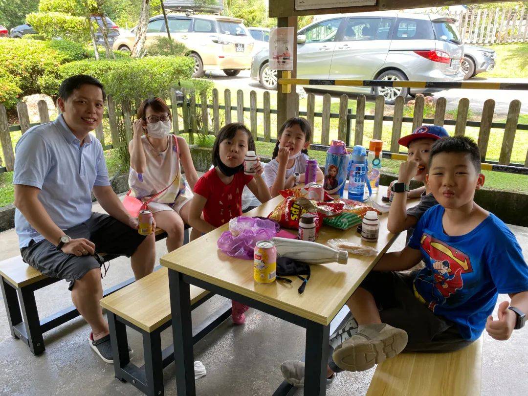 餵羊、擠奶、了解青蛙生長過程,新加坡的農場這麽牛