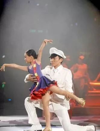 新加坡籍巨星李连杰女儿近照曝光,19岁入读哈佛参加世界顶级名媛舞会