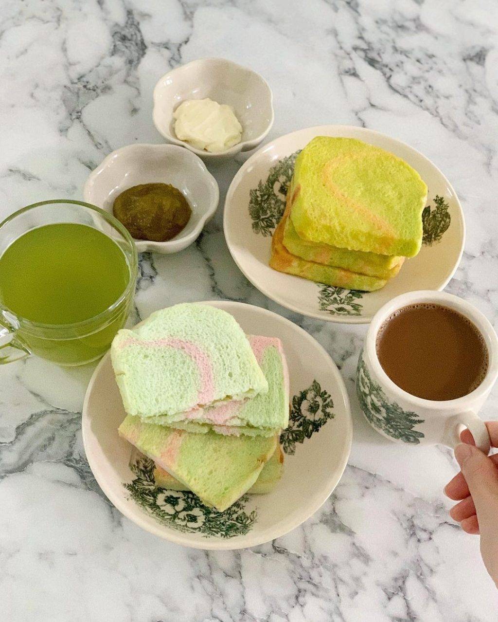 传统美食热烘烘!挂着彩虹的厚吐司🌈 新加坡老字号面包坊🍞经典美味,飘香千里