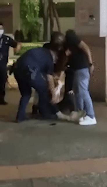 按压在地、猛挥警棍,4青年血流满面!新加坡警方驳斥暴力执法