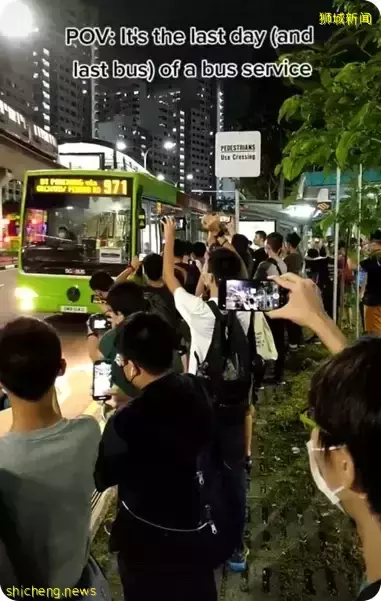 巴士爱好者聚集武吉班让, 挥手告别最后的971号巴士