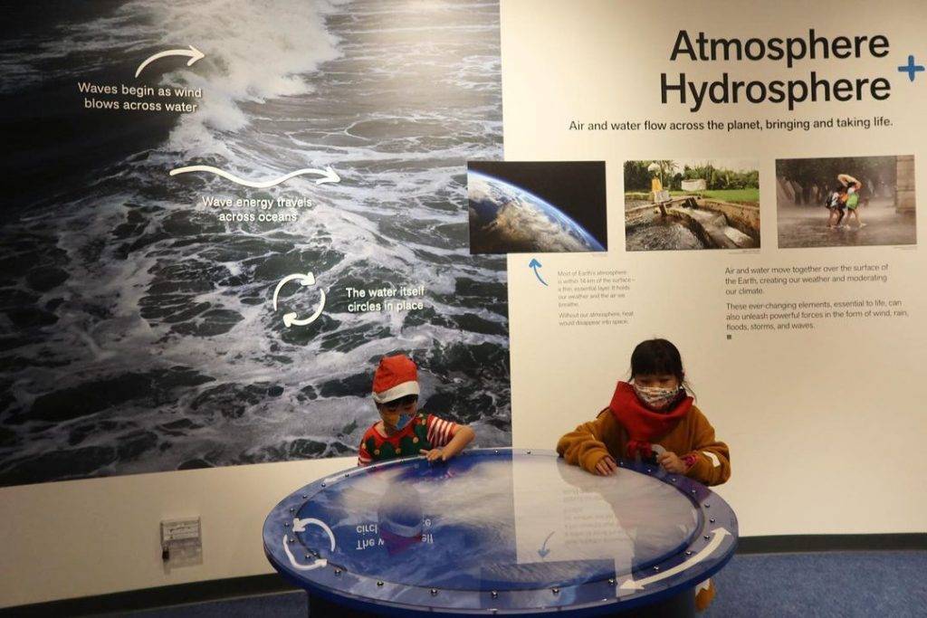 增廣見聞去👣科學館Earth Live地球展覽🌍懸空漂浮地球、AR沙箱投影，展出亮點逐個看✨