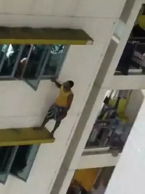 “我在大巴窑看到了有人闹跳楼,警察和民防部队出动,铺安全气囊!”