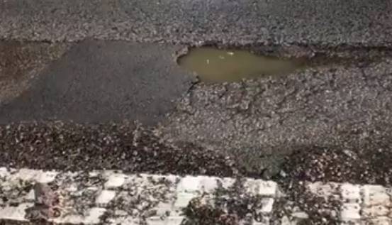 新加坡破烂道路遭吐槽，网友调侃：能打高尔夫、玩打地鼠、坐过山车