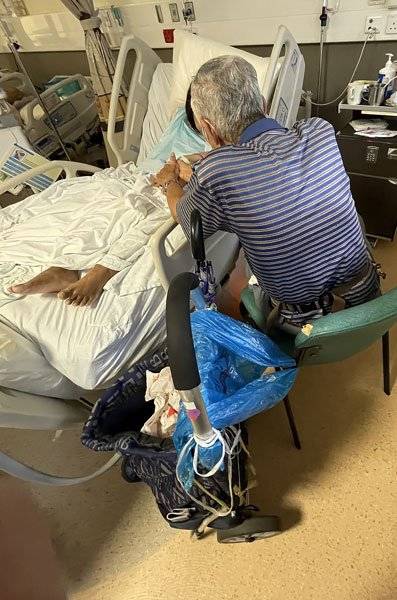 太感人！慈父照顧中風女 天天醫院相伴9小時