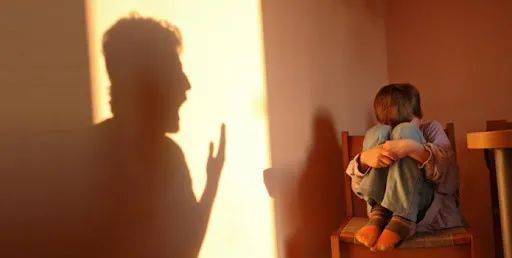 没眼看!半夜砸邻居窗户、吵架毁胸、虐佣、威胁司机:让你丢饭碗