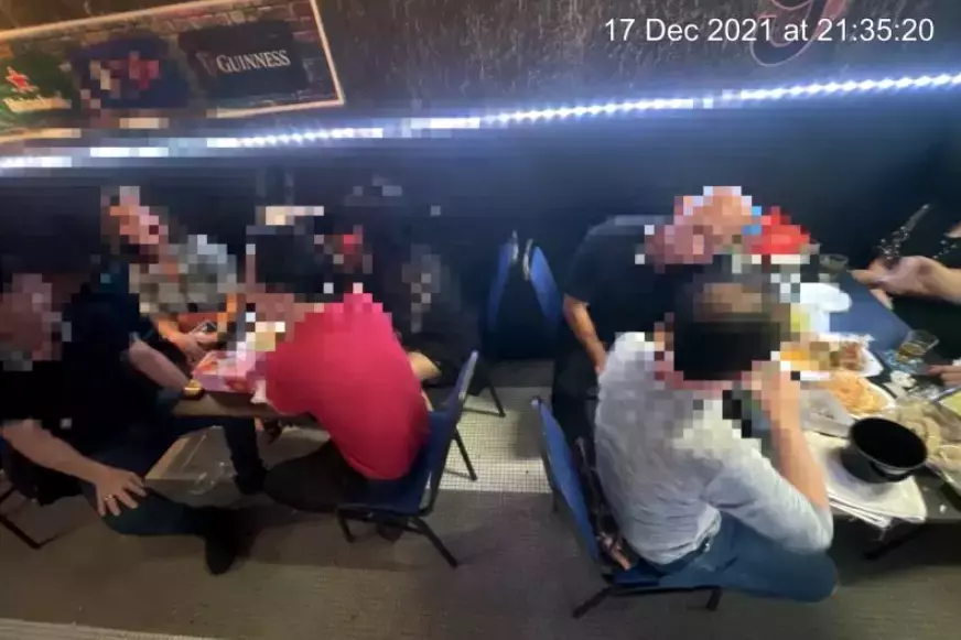 酷航空姐和洋人在飞机上大开派对？上身赤裸、不戴口罩还喝酒