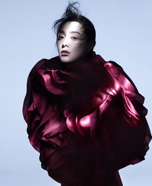 范冰冰登新加坡时尚杂志2020年首刊封面，宣告复出！