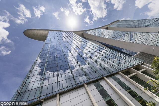 新加坡的標志性酒店,橫跨三棟大樓的空中花園讓你登臨世界之巅