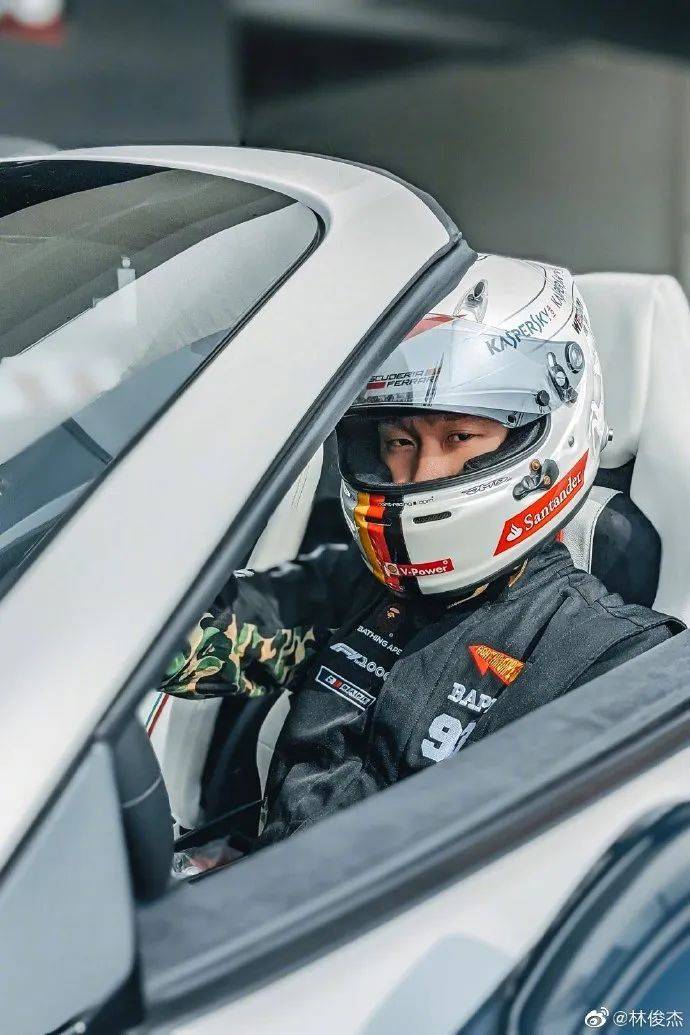 林俊杰回到新加坡过年啦！还在滨海湾骑车遛圈