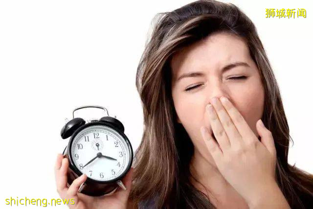 新加坡學生每天睡不夠!專家和家長建議推遲上課時間,可行嗎