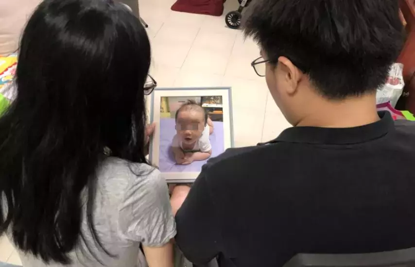 人間慘劇!六個月大嬰兒死在保姆家,新加坡阿姨:我願意下跪