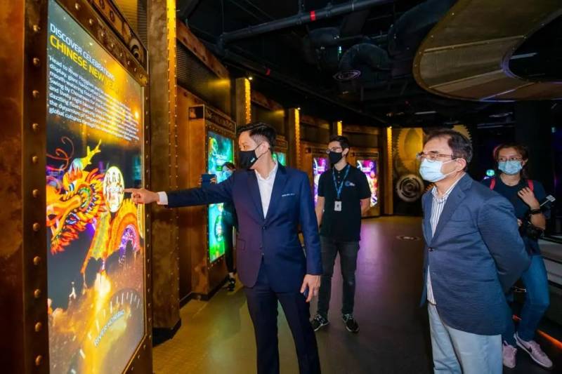 新加坡摩天轮推出全新导览“时光之旅”，穿越时空至700年前