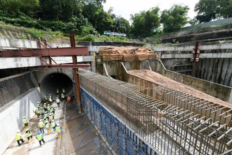 昨天!新加坡遭40年来最强暴雨袭击,全岛多处被洪水淹没,驾车犹如水中行船