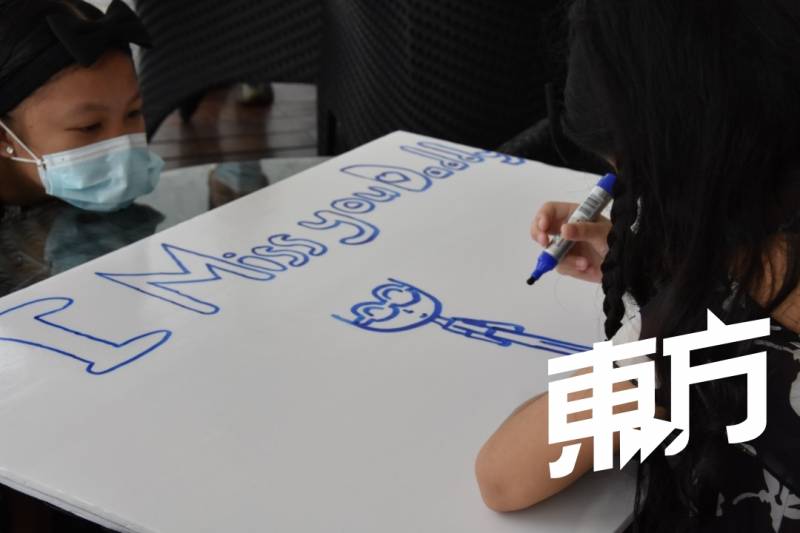 坐游艇到柔佛海峡边界 与滞留新国家人“近距离相会”