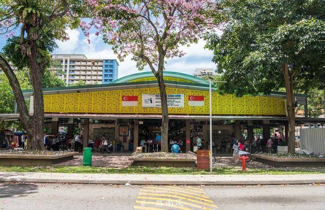 熟食档大排长龙，物品明码标价，带你看看新加坡的集贸市场