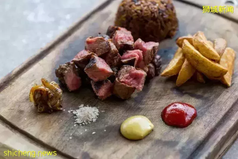 白天卖杂菜饭,晚上披霓虹灯,了解新加坡的共享餐饮空间