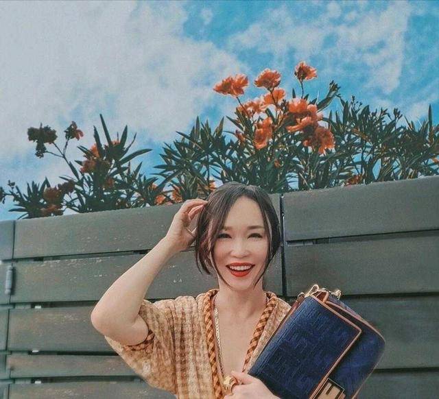 新加坡第一美女范文芳太美,打扮得像粉红佳人,49岁仍是万人迷