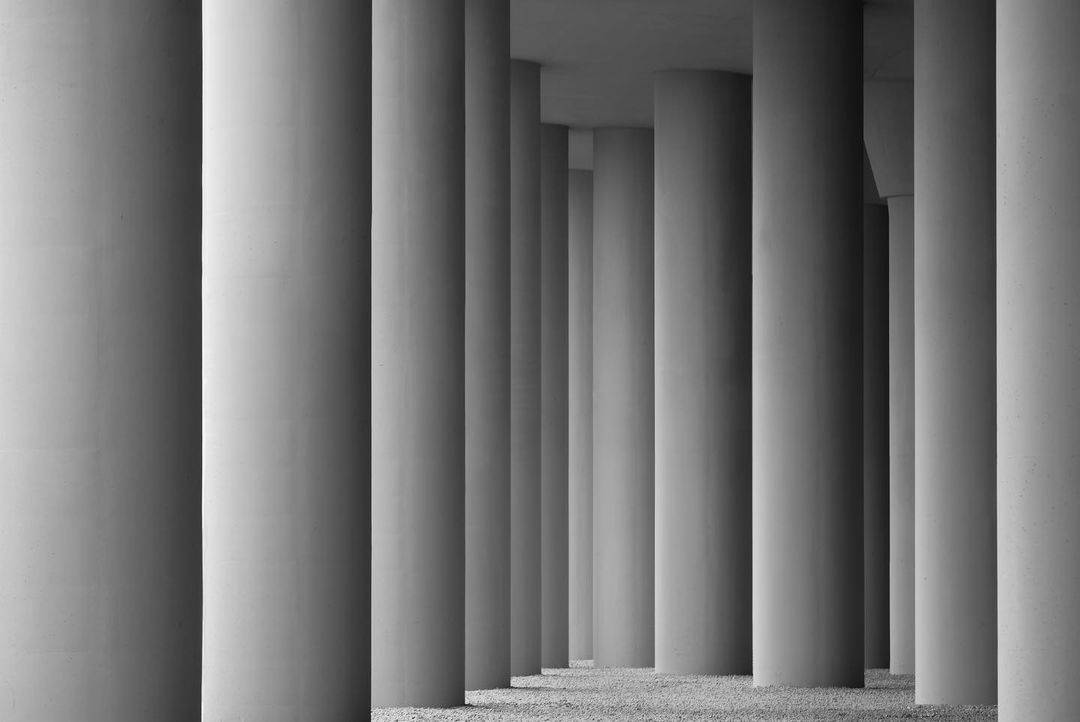 滨海高速公路下的隐秘打卡点🏴☠️ 灰色建筑、巨大桥柱、满地石子的野生工业风!煞气拍摄背景👀