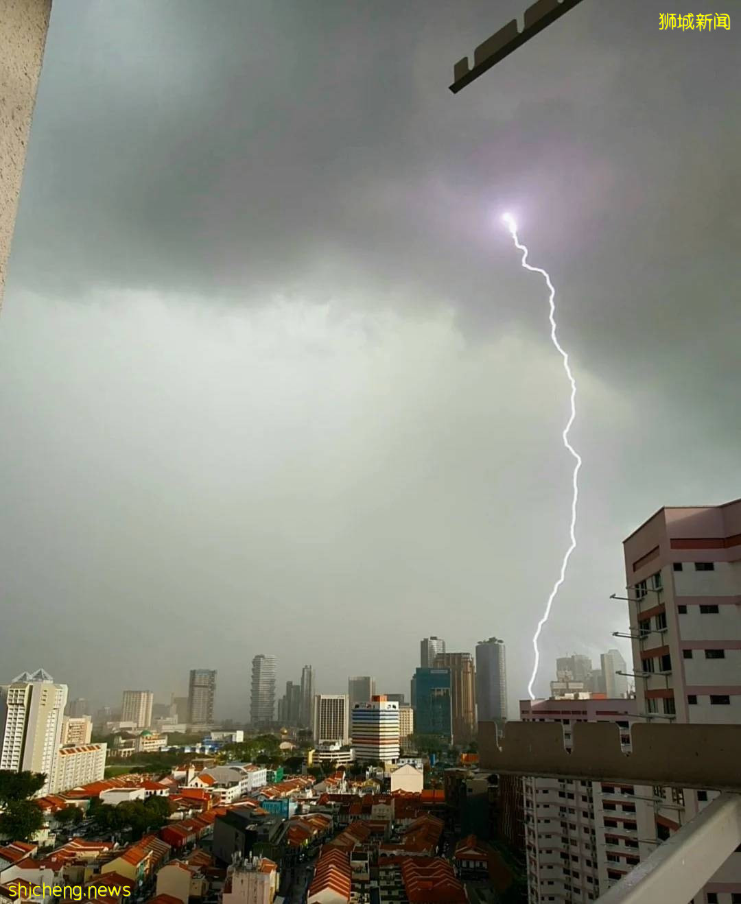 刷屏！黑雲壓城、電閃雷鳴...大雨前的新加坡超有“大片感”