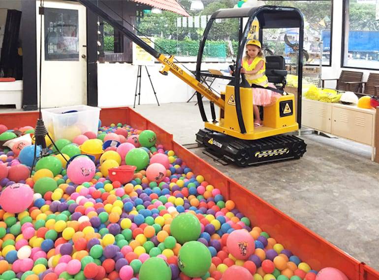 撈魚、釣蝦、蹦床、開挖機、燒烤...這家24小時新加坡農場，太好玩了吧