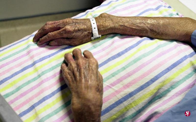 把老母亲绑床上 涂3种油医皮肤病