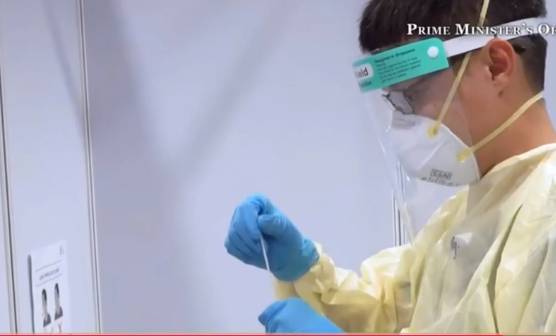 這小夥居然“捅了”新加坡總理，總理居然說“沒事！不痛！”