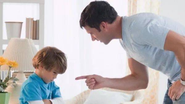 人神共憤！新加坡外籍老師，竟對3歲學童下手