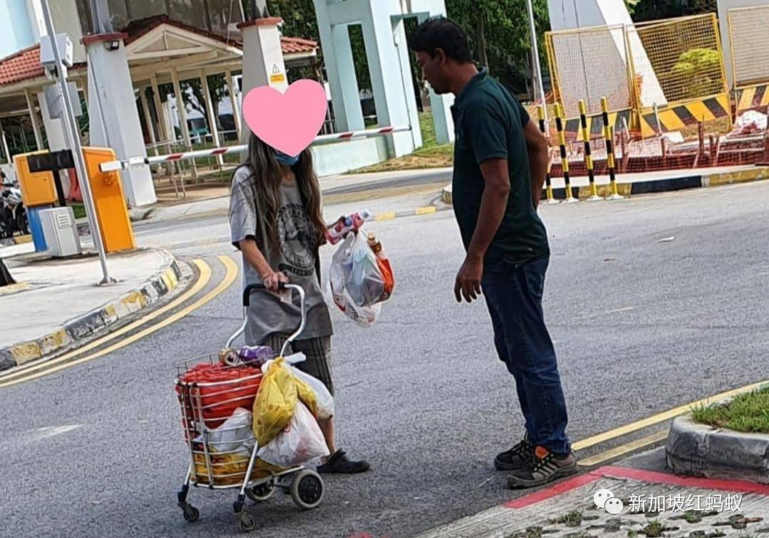 外籍客工担心拾荒老妇挨饿硬塞几块钱给她，感动了全新加坡