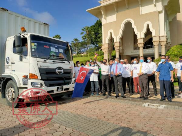 众志成城越堤送暖 300份食物篮送马劳