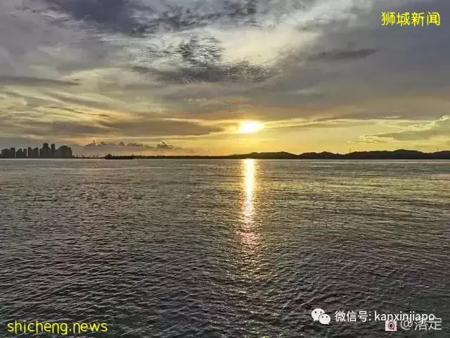 在新加坡看落霞云归，远眺柔佛海峡灯塔复明