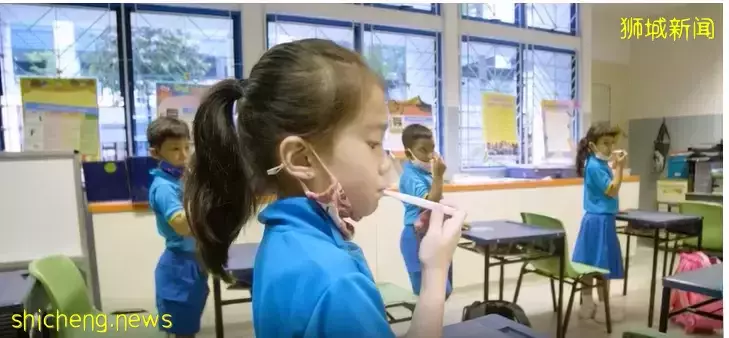 作爲新加坡小學裏的“班長”和“大隊長”，我家兩個女兒每天都要做什麽