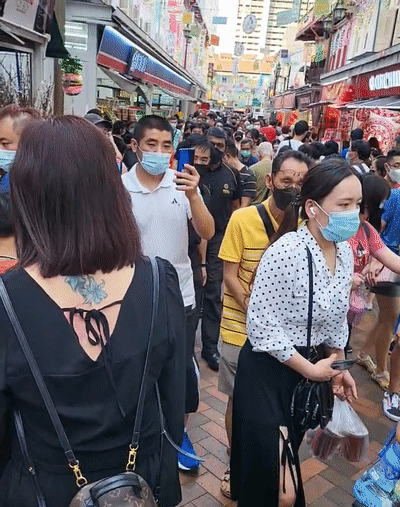 78%社区奥密克戎!前天,新加坡牛车水再现人挤人!张文宏谈北京疫情: 2022疫情或结束