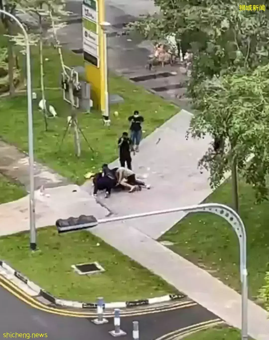 光天化日，新加坡一男子馬路上揮劍砍車砍人,警方已將男子逮捕