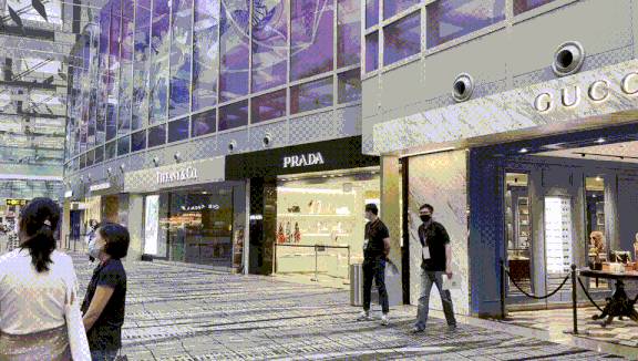 聽說很多人去了樟宜機場免稅區逛街？我們翹班去體驗了一把