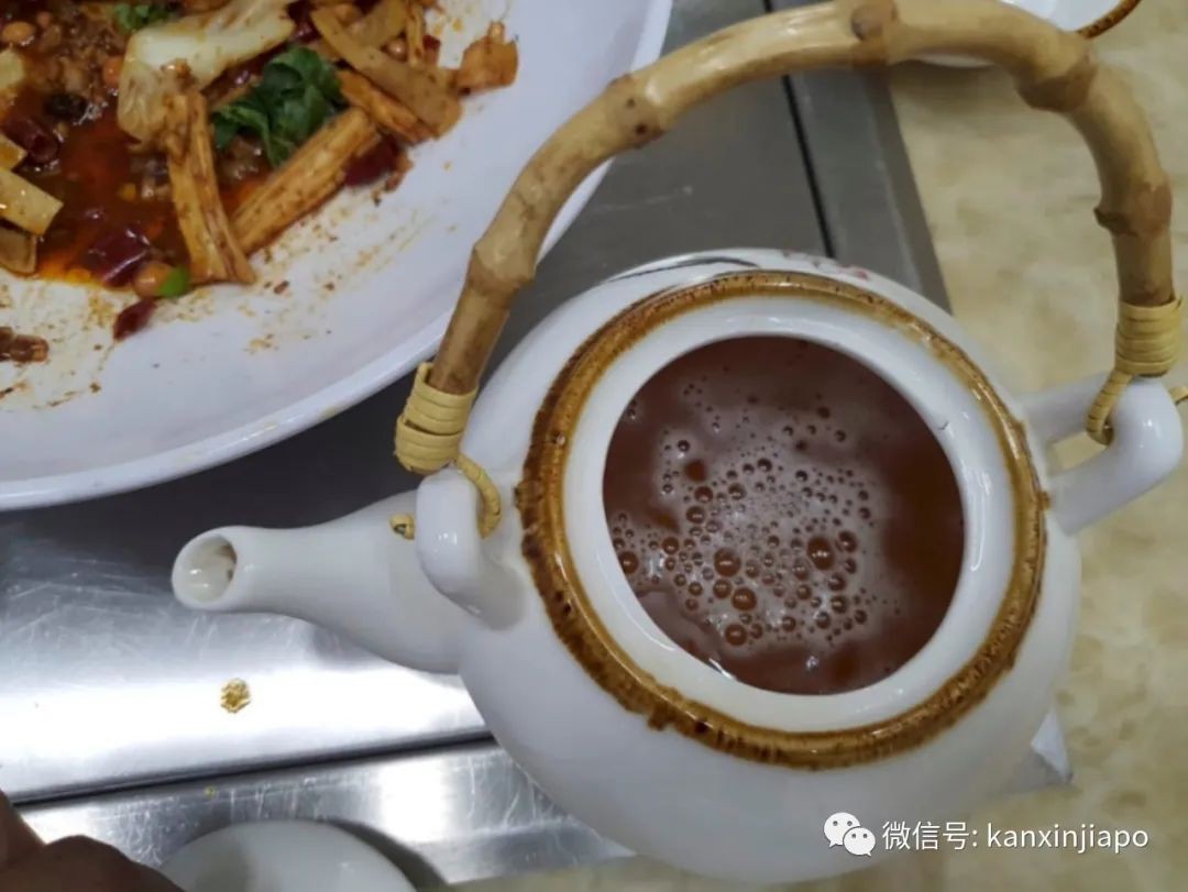 以酒代茶？本地餐饮商家酒入茶壶夜半售卖