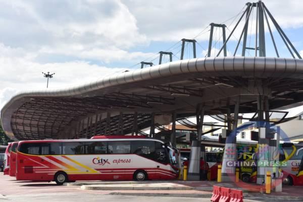 【柔佛人头条】马劳抢车票避塞车 早点回乡过好年