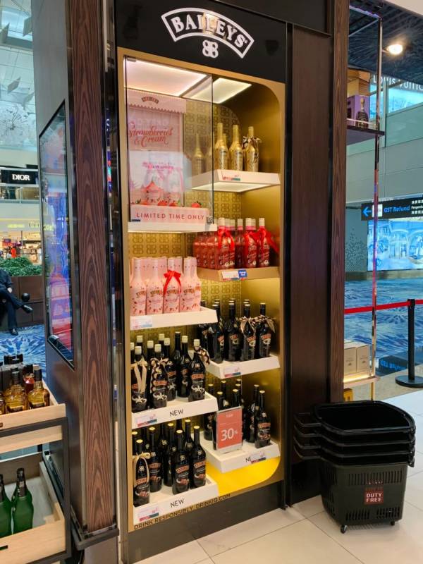 聽說很多人去了樟宜機場免稅區逛街？我們翹班去體驗了一把