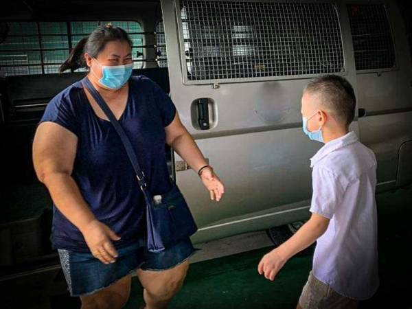 長堤兩岸半年不相見 4歲兒獲准進獅城 興奮熊抱爸媽