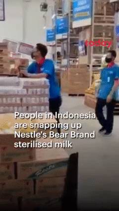 印尼淪陷!日增近4萬例、上千人死亡!警察扮鬼、民衆搶牛奶,新加坡送救援物資