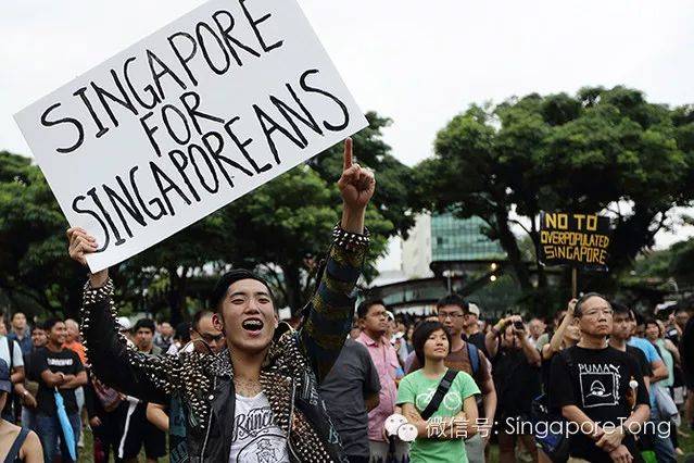震驚！美國華裔官員被逼當場脫衣，回應歧視和汙蔑！新加坡也有“隱性歧視”嗎