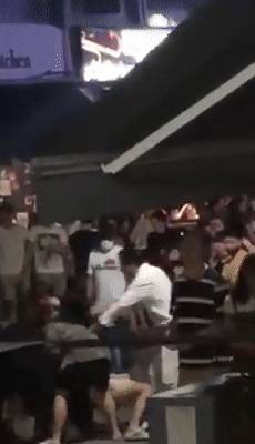 新加坡荷蘭村百人聚餐鬧事，兩名青年被捕後，第二天變“死城”!