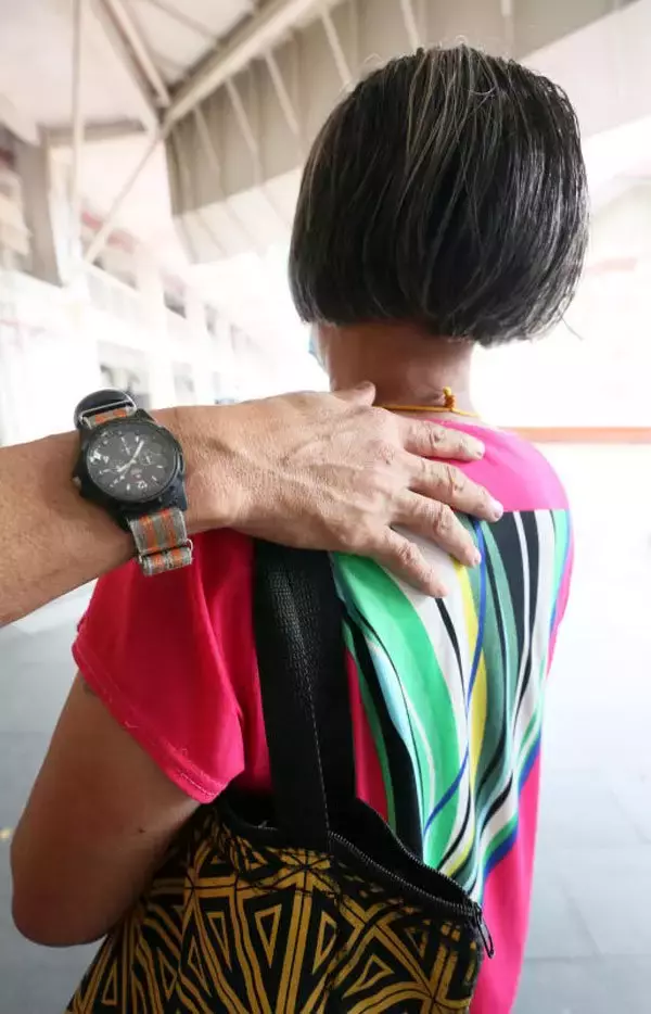 被阿嫂斥“動手動腳” 輪椅叔反嗆：那麽老，誰要碰