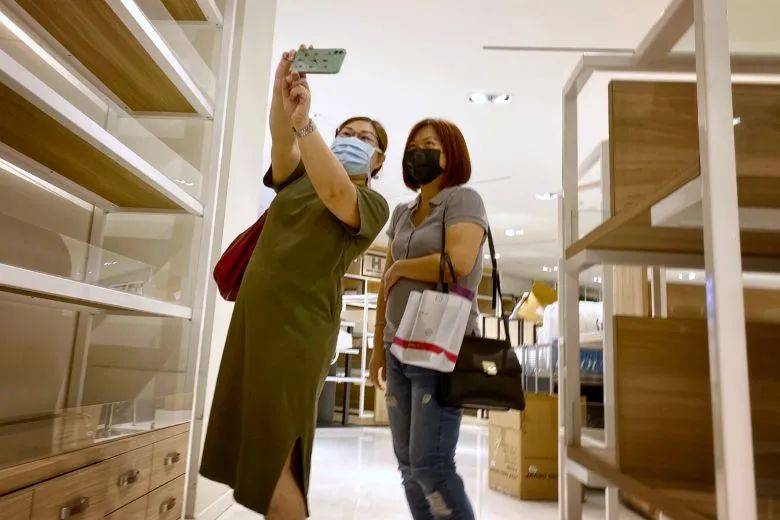 实拍!新加坡这家商场被挤爆!网站也刷爆