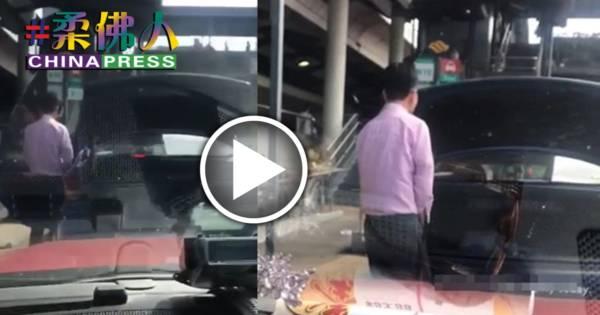 疑怕位子被抢 德士司机躲车门后“小解”