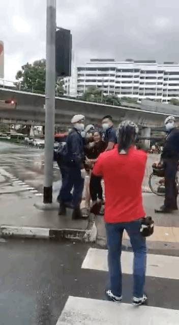 “警察打人了!?” 实拍一女子在新加坡被5个警察包围