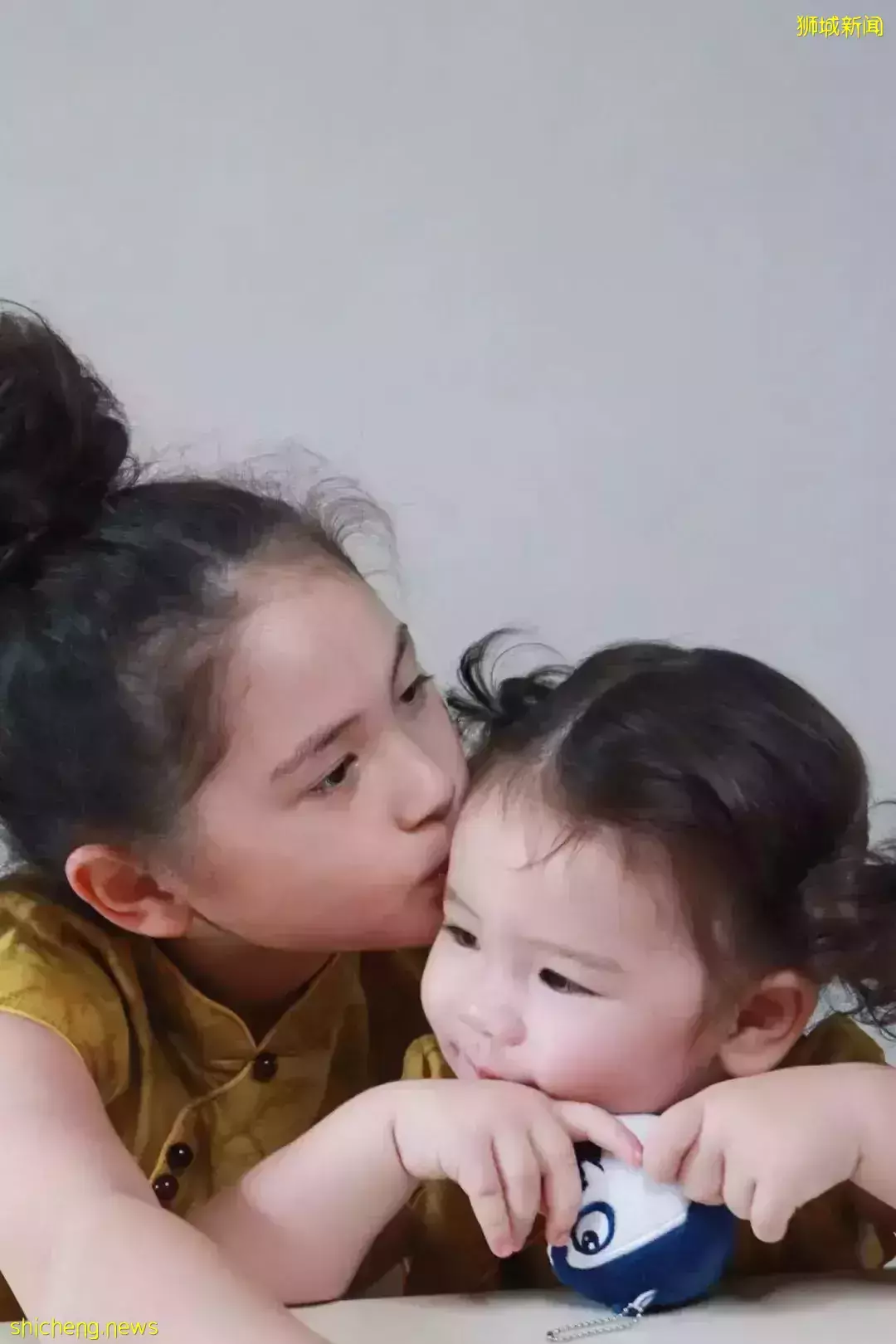 真的只有中国人“谈新冠色变”吗?看看新加坡跨国家庭怎么应对宝宝确诊