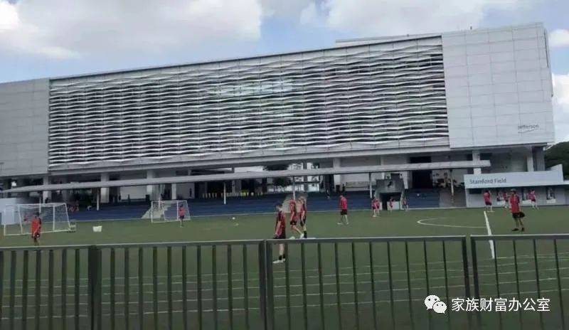 和明星還有駐新外交使節或跨國公司高管的子女做同學？強大朋友圈