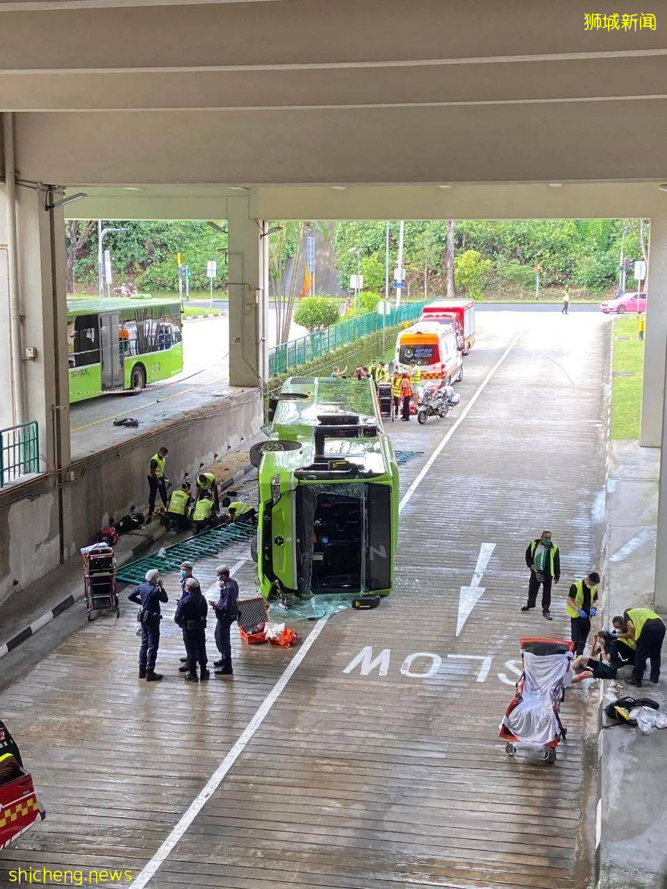 突发!新加坡一巴士从高处摔下,90度翻车窗户全碎!14人被紧急送往医院